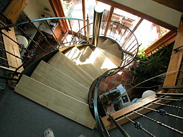 A lépcső a tetőtérből